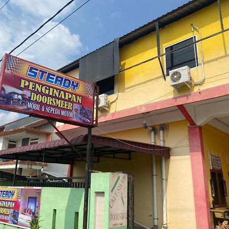Penginapan Steady Mitra Reddoorz Pematang Siantar Bagian luar foto