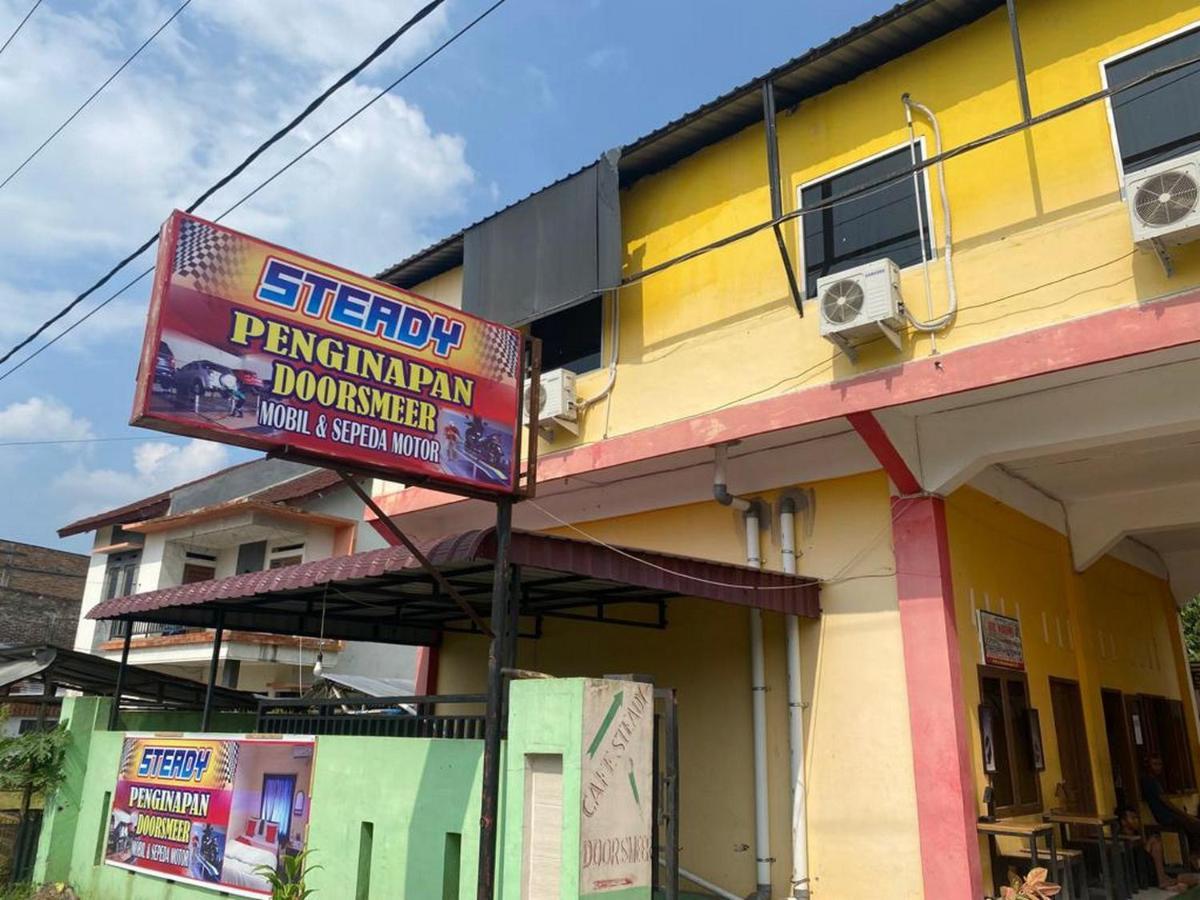 Penginapan Steady Mitra Reddoorz Pematang Siantar Bagian luar foto
